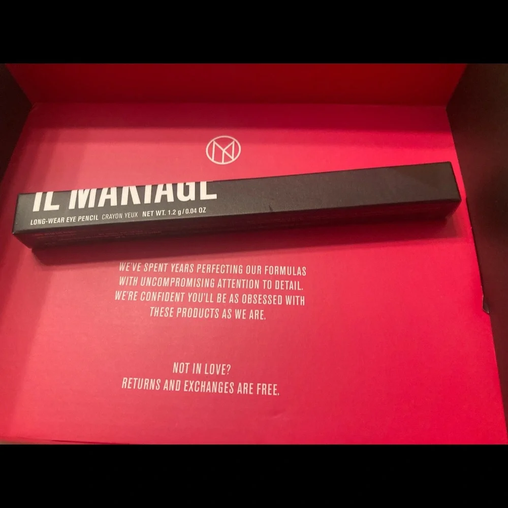 IL MAKIAGE eye liner. New in box never opened. Color Batman/ black